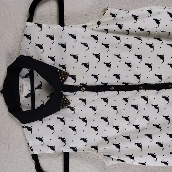 Love Me I'm Gorgeous White Black Cat Print Collared Sleeveless Button Down Top - Picture 2 of 13